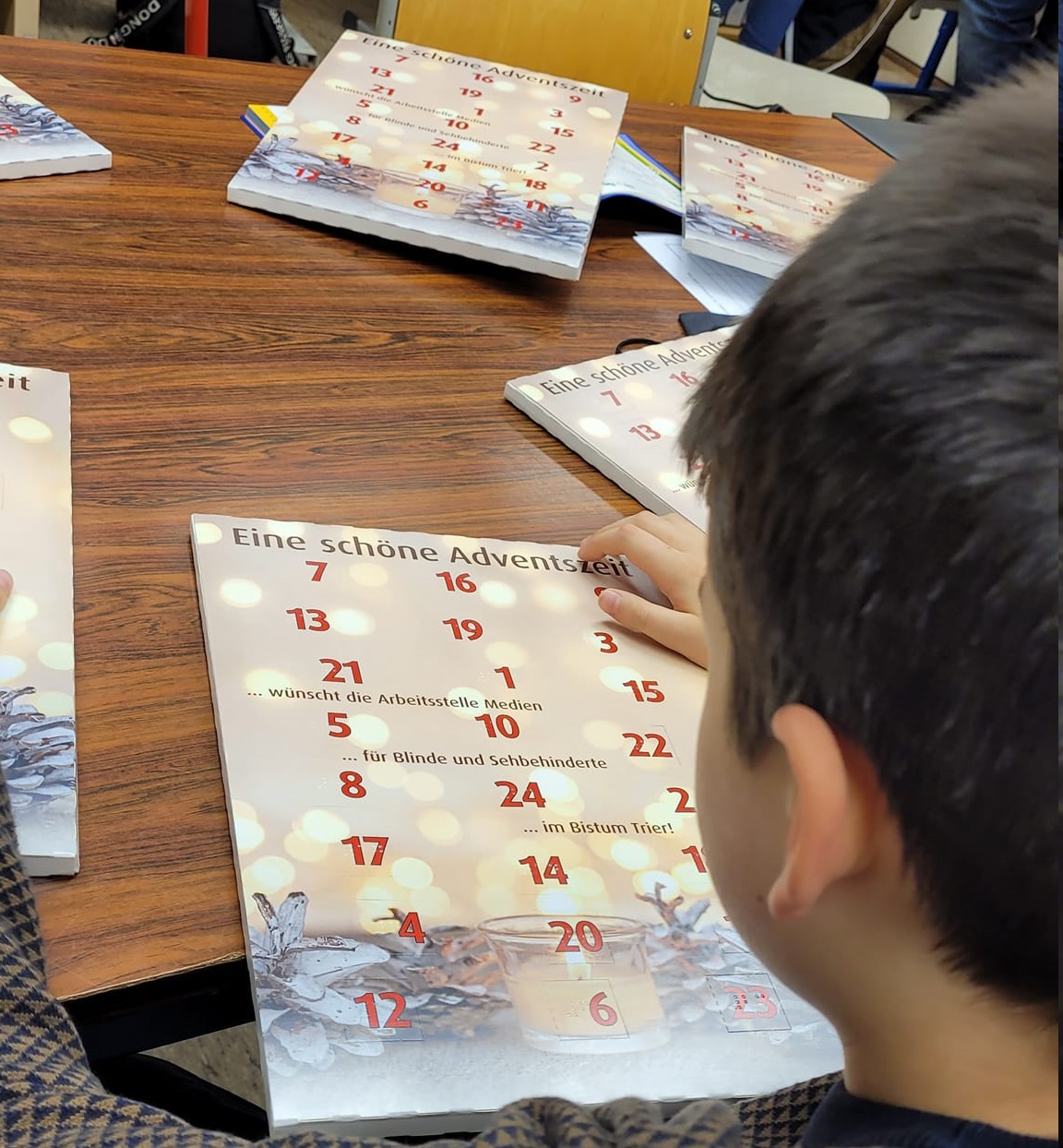 Sch%C3%BCler%20mit%20Adventskalender Sch%C3%BCler%20mit%20Adventskalender